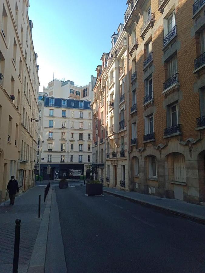 Petite Maison Avec Cour Dans Les Beaux Quartiers-Vous Faites Le Menage- Very Good Prices For T-H-E Location But You Have To Clea-N Th-E Flat Apartment Париж Екстериор снимка