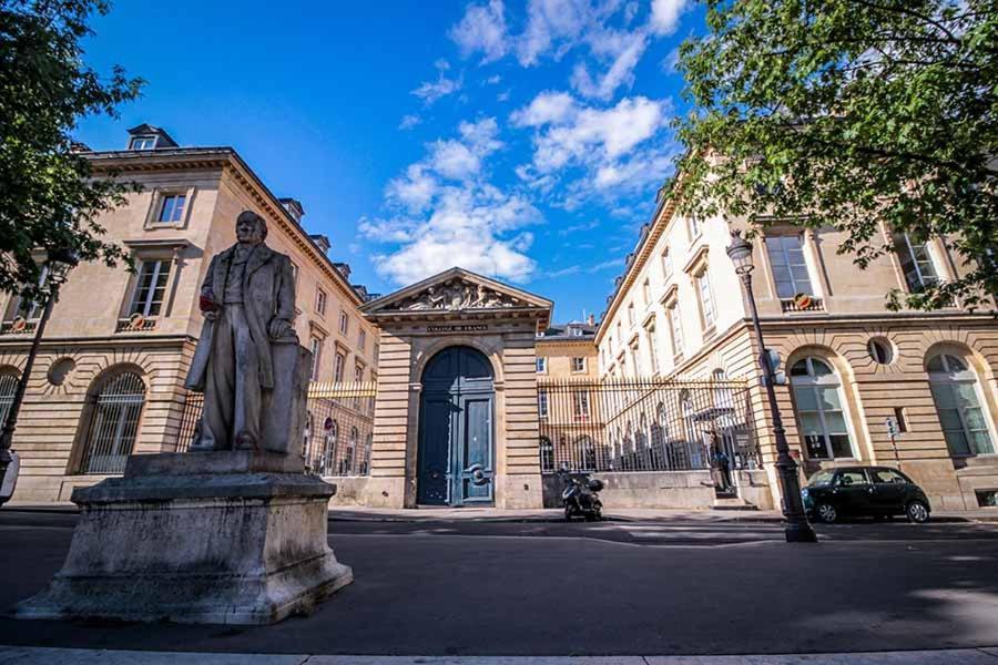 Petite Maison Avec Cour Dans Les Beaux Quartiers-Vous Faites Le Menage- Very Good Prices For T-H-E Location But You Have To Clea-N Th-E Flat Apartment Париж Екстериор снимка