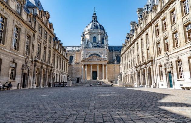 Petite Maison Avec Cour Dans Les Beaux Quartiers-Vous Faites Le Menage- Very Good Prices For T-H-E Location But You Have To Clea-N Th-E Flat Apartment Париж Екстериор снимка