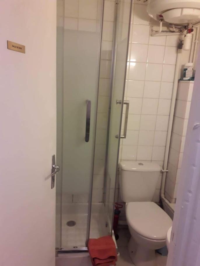 Petite Maison Avec Cour Dans Les Beaux Quartiers-Vous Faites Le Menage- Very Good Prices For T-H-E Location But You Have To Clea-N Th-E Flat Apartment Париж Екстериор снимка